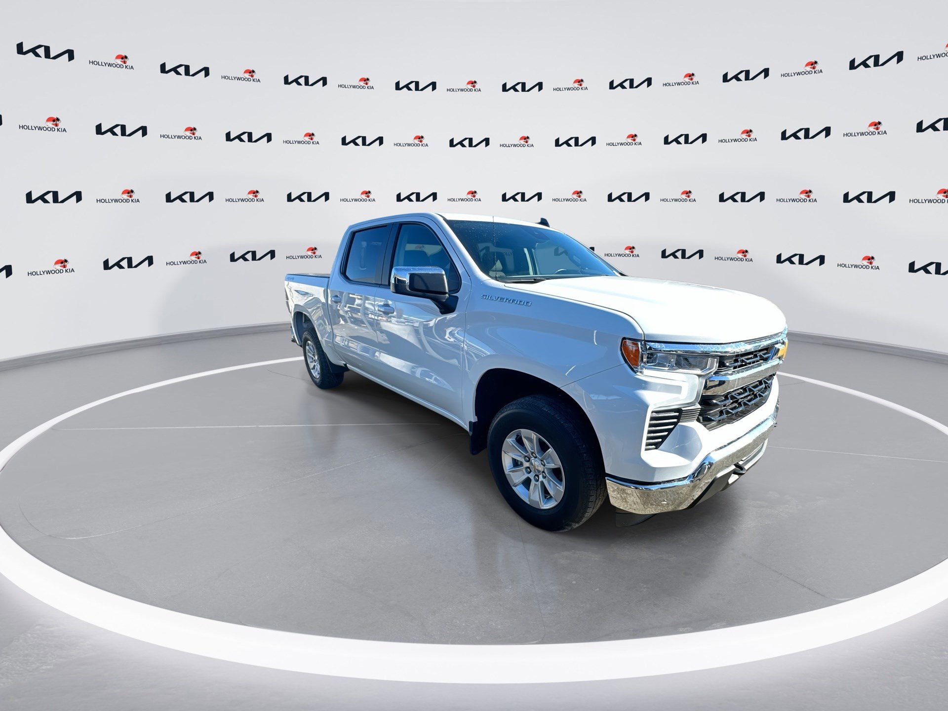 Used 2025 Chevrolet Silverado 1500 LT image 2