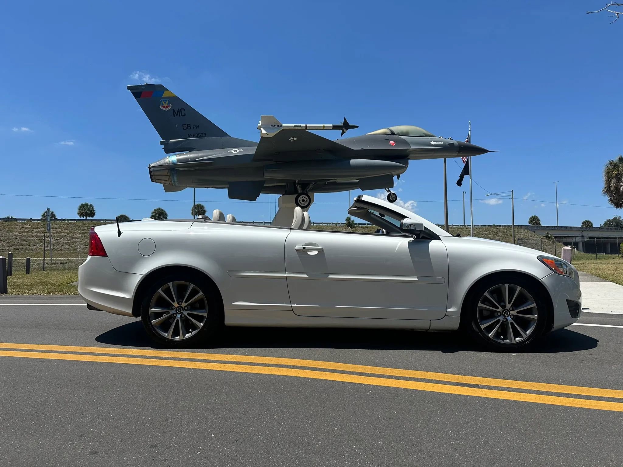 Used 2011 Volvo C70 T5 w/ Convenience Pkg image 1