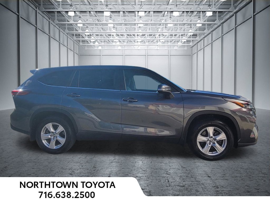 Used 2023 Toyota Highlander LE AWD/4WD image 3