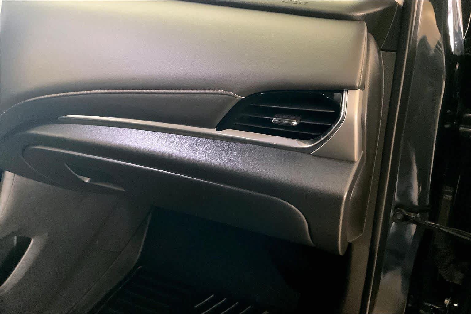 Used 2020 Chevrolet Traverse RS FWD image 16