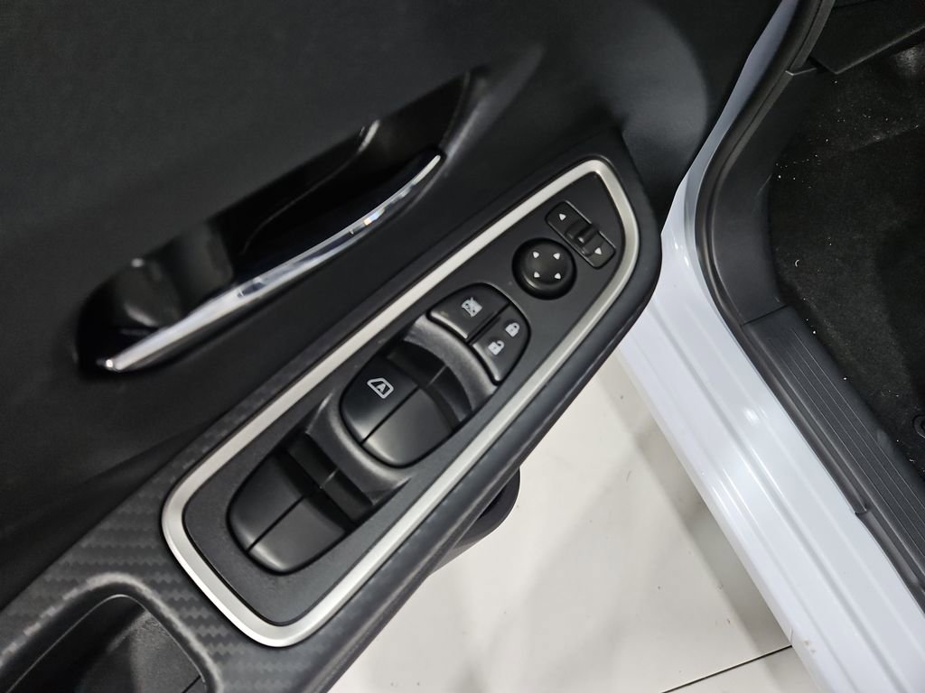 New 2025 Nissan Versa SR w/ Trunk Package image 11