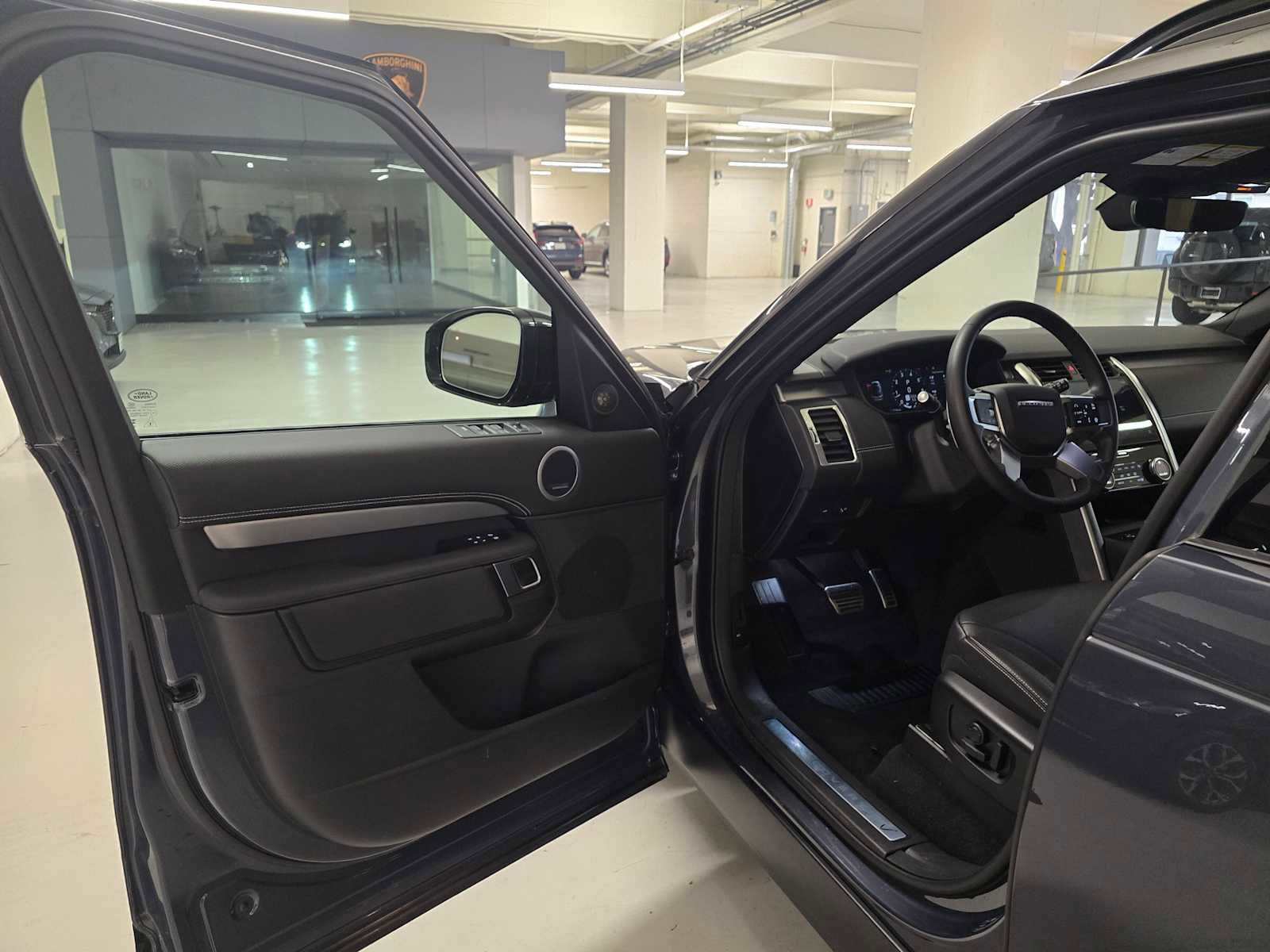 Used 2025 Land Rover Discovery Dynamic SE image 22