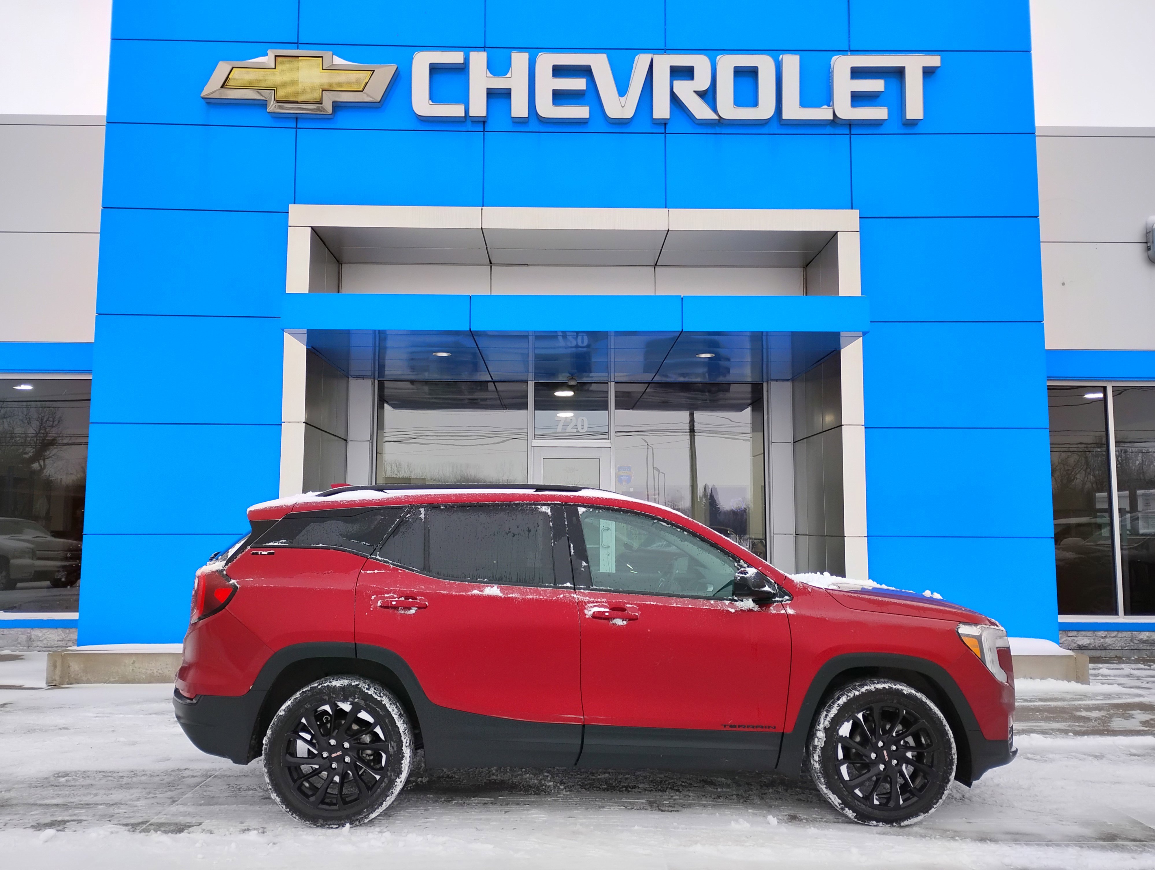 Used 2024 GMC Terrain SLE w/ Driver Convenience Package image 10