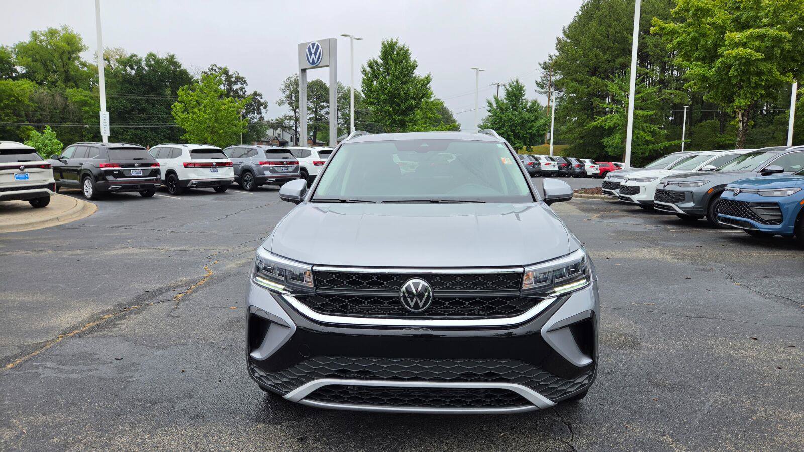 Used 2023 Volkswagen Taos SE w/ Panoramic Sunroof Package FWD image 9