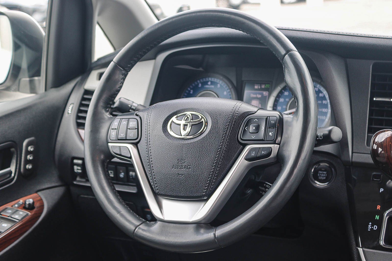 Used 2020 Toyota Sienna Limited Premium w/ Carpet Mat Package FWD image 16