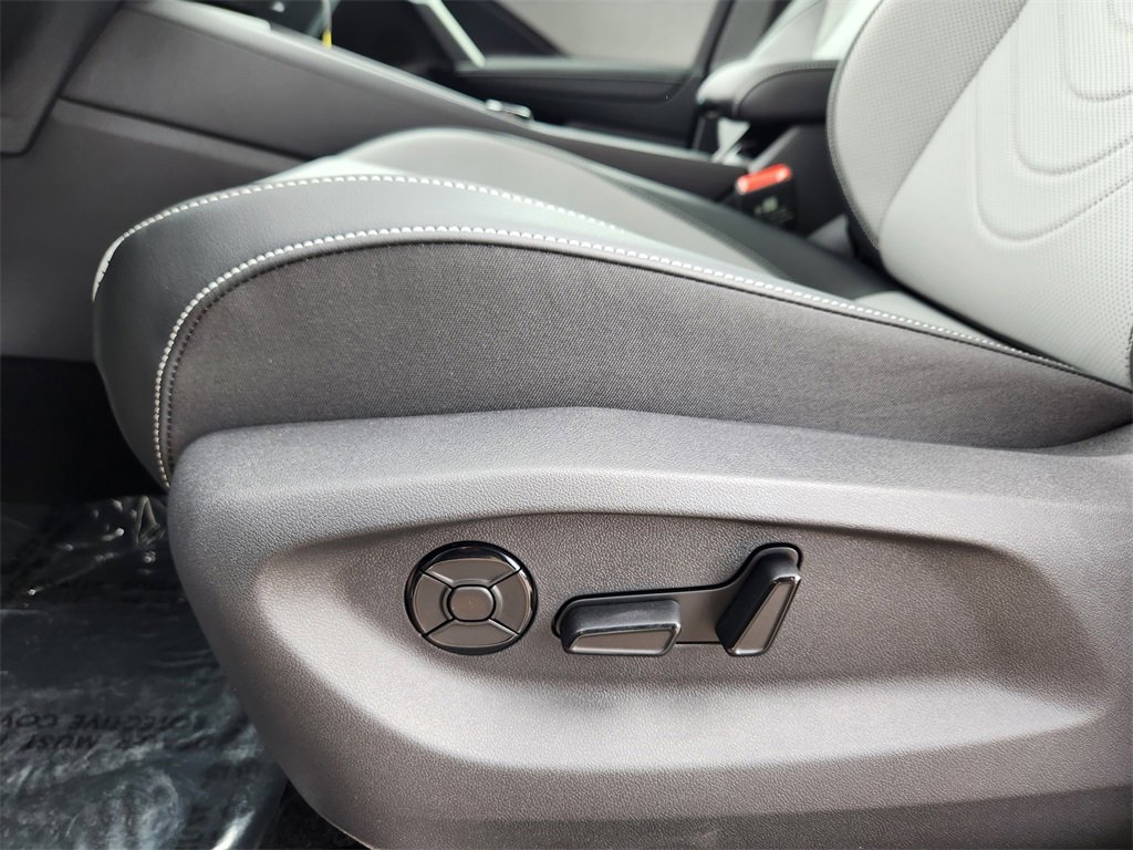 New 2025 Volkswagen Tiguan SE image 7