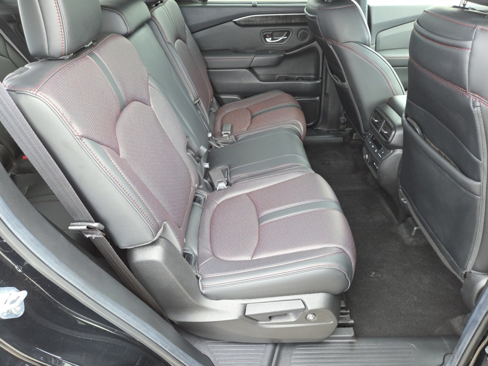 Used 2025 Honda Pilot Black Edition image 24