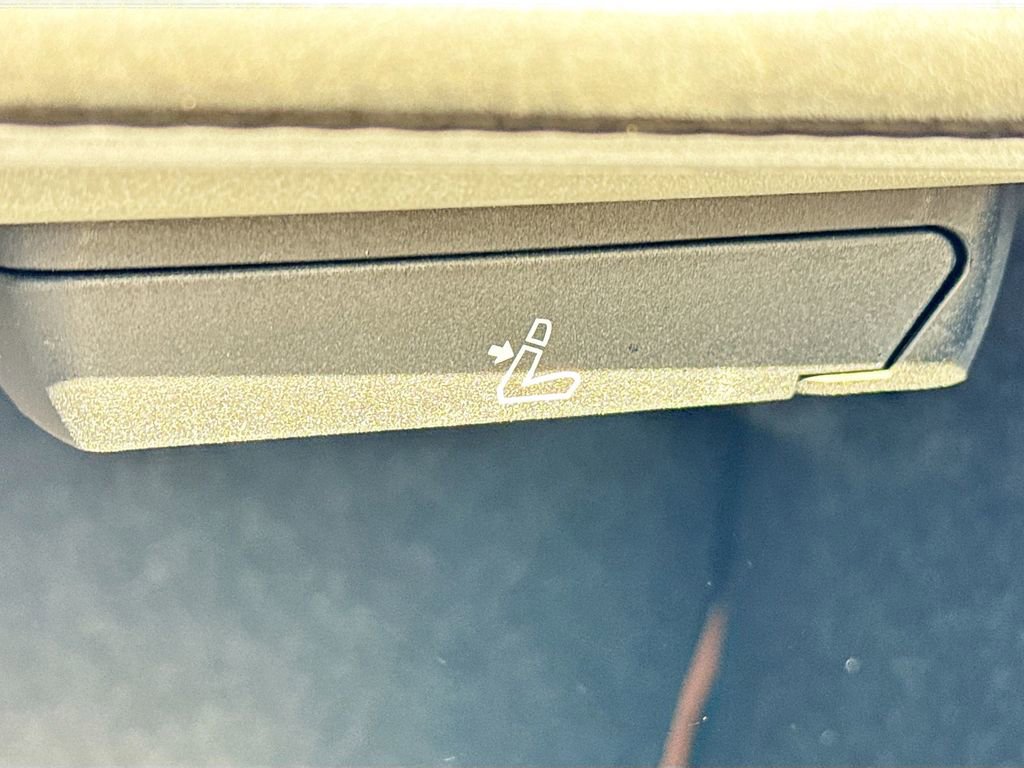 Used 2021 BMW 330i Sedan w/ Executive Package image 13