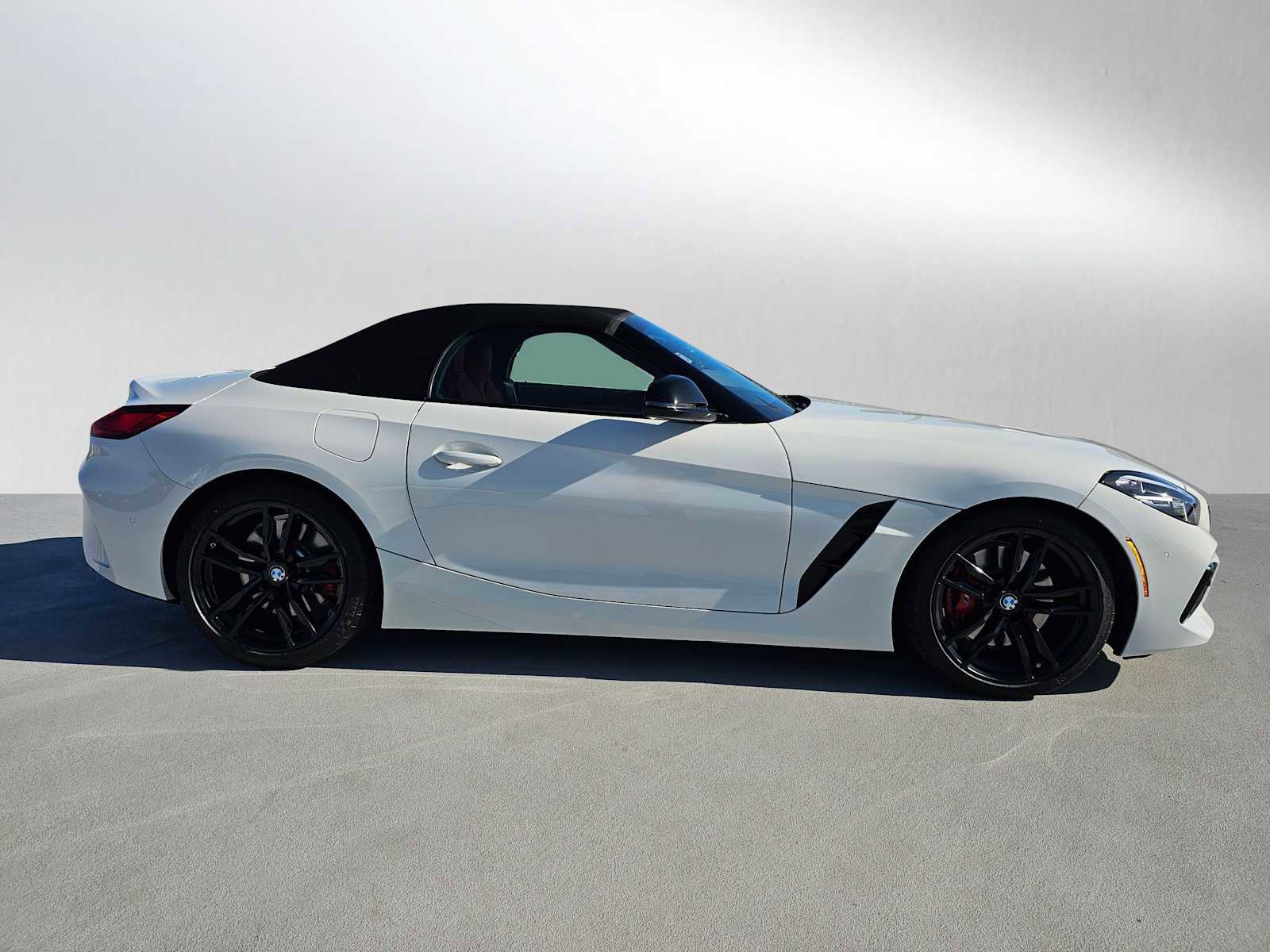 Used 2024 BMW Z4 M40i w/ Premium Package RWD image 2