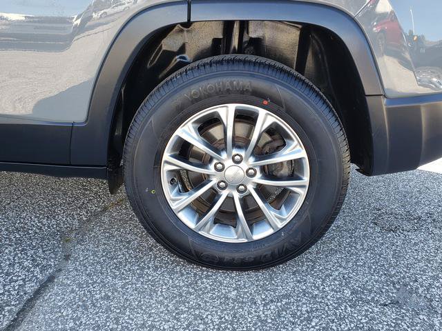 Used 2019 Jeep Cherokee Latitude Plus w/ Cold Weather Group AWD/4WD image 32
