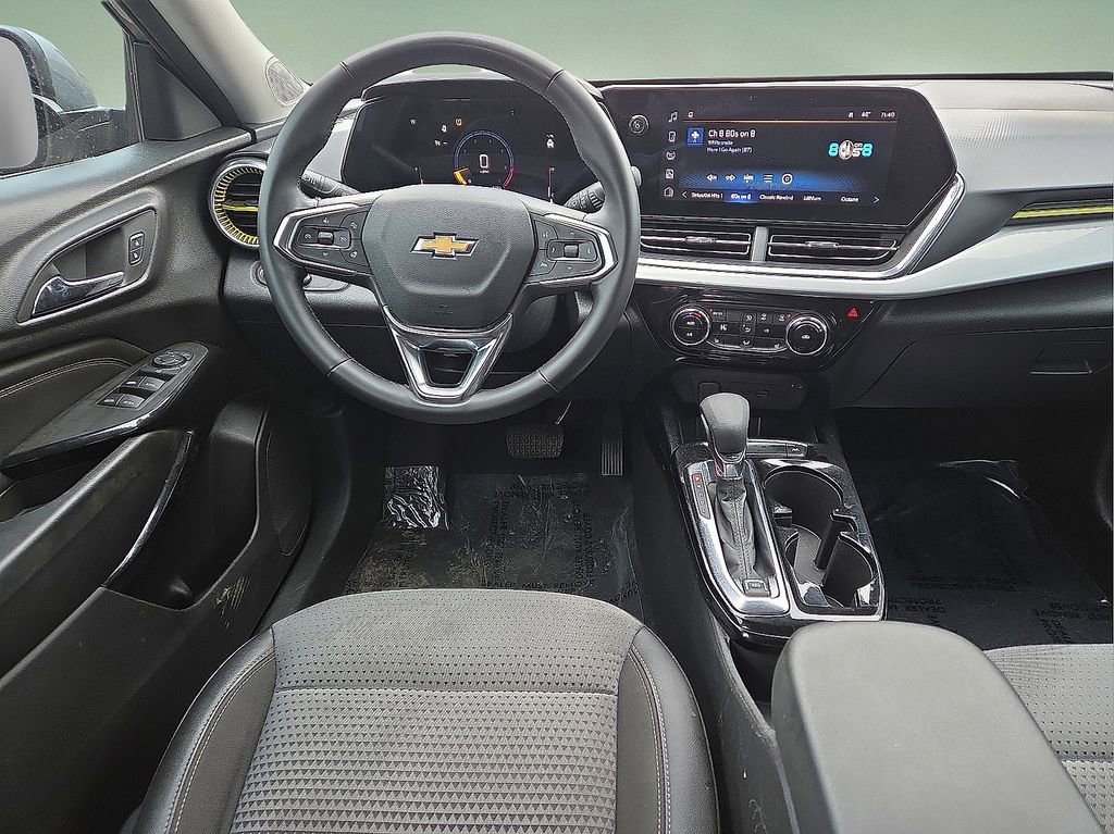 Used 2025 Chevrolet Trax LT w/ LT Convenience Package image 18