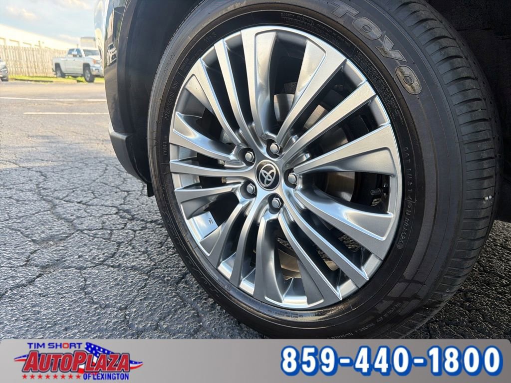 Used 2024 Toyota Venza XLE AWD/4WD image 6