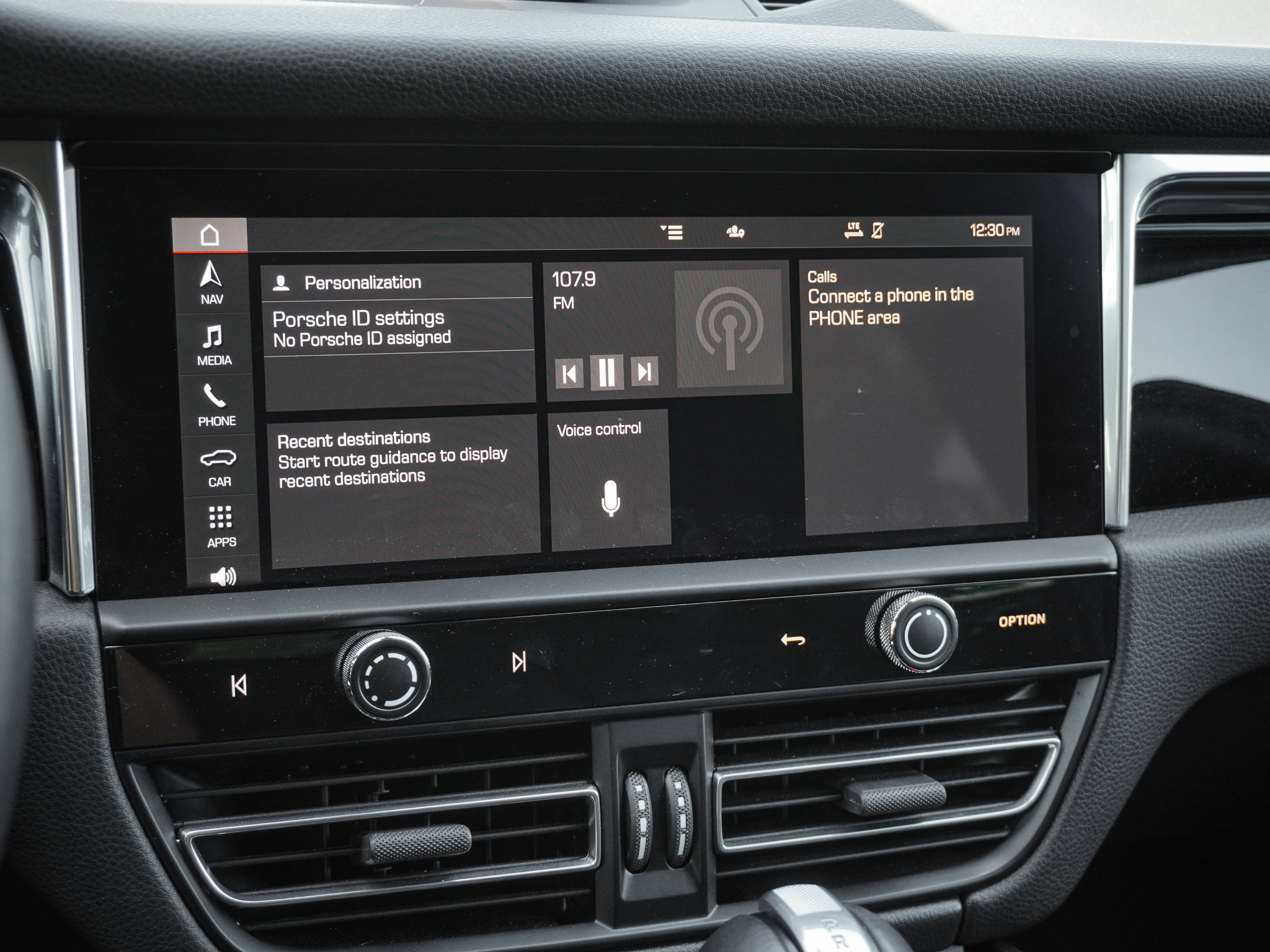 Used 2025 Porsche Macan AWD/4WD image 25