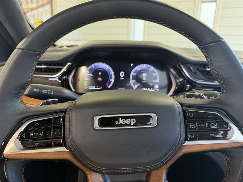 Used 2023 Jeep Grand Cherokee Summit AWD/4WD image 22
