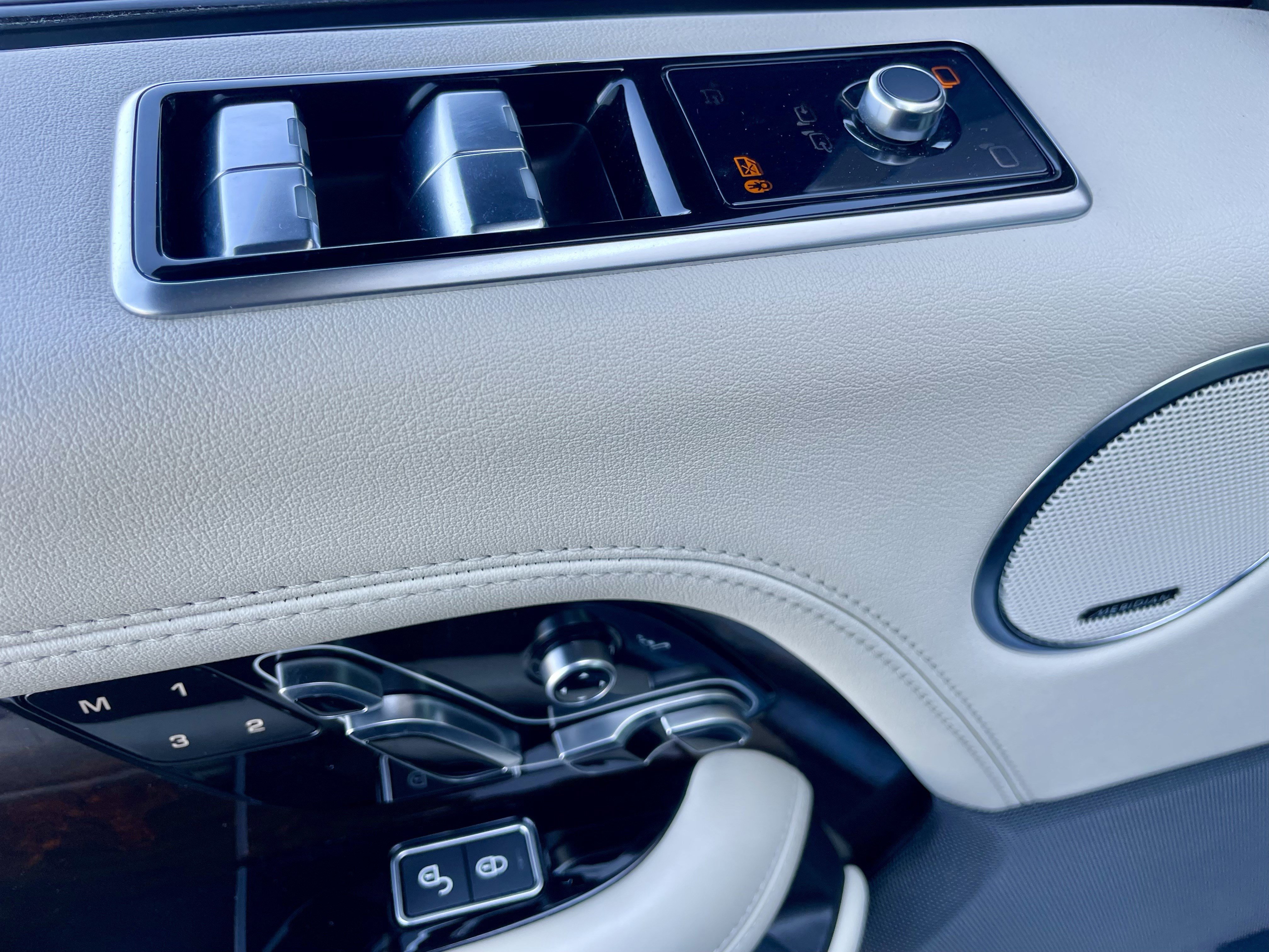 Used 2020 Land Rover Range Rover HSE image 11