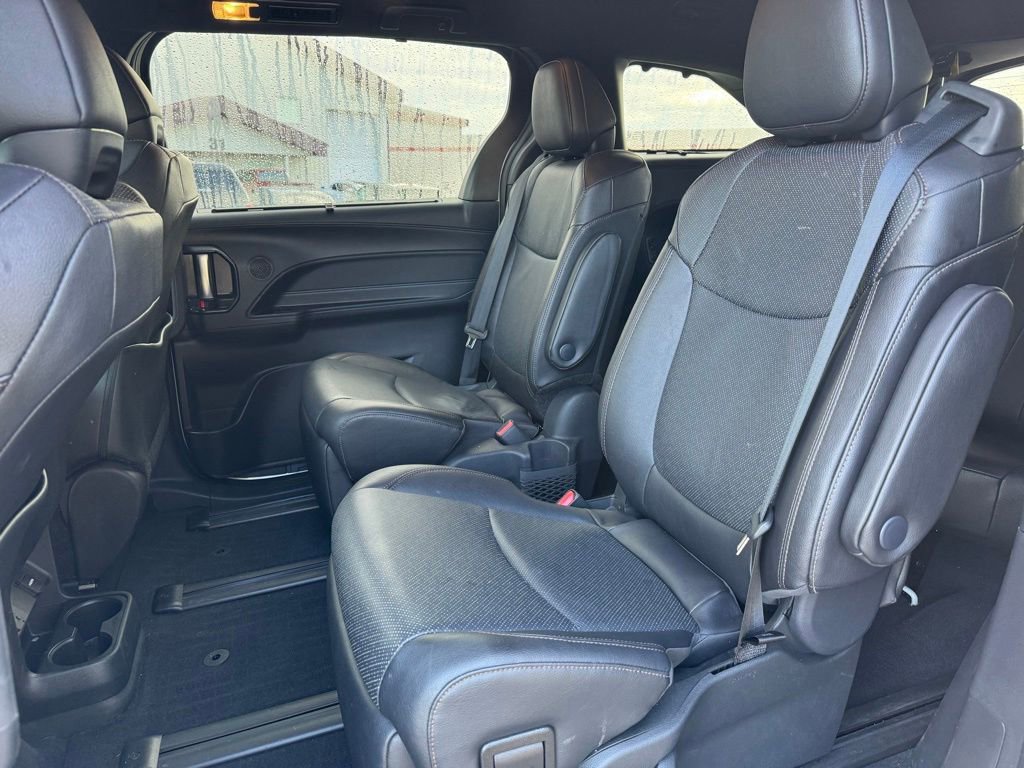 Used 2025 Toyota Sienna Limited AWD/4WD image 5