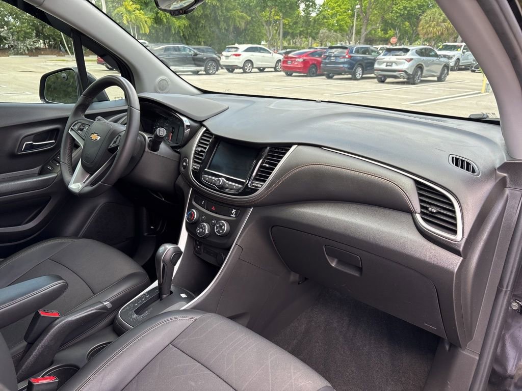 Used 2022 Chevrolet Trax LT w/ Midnight Edition image 16