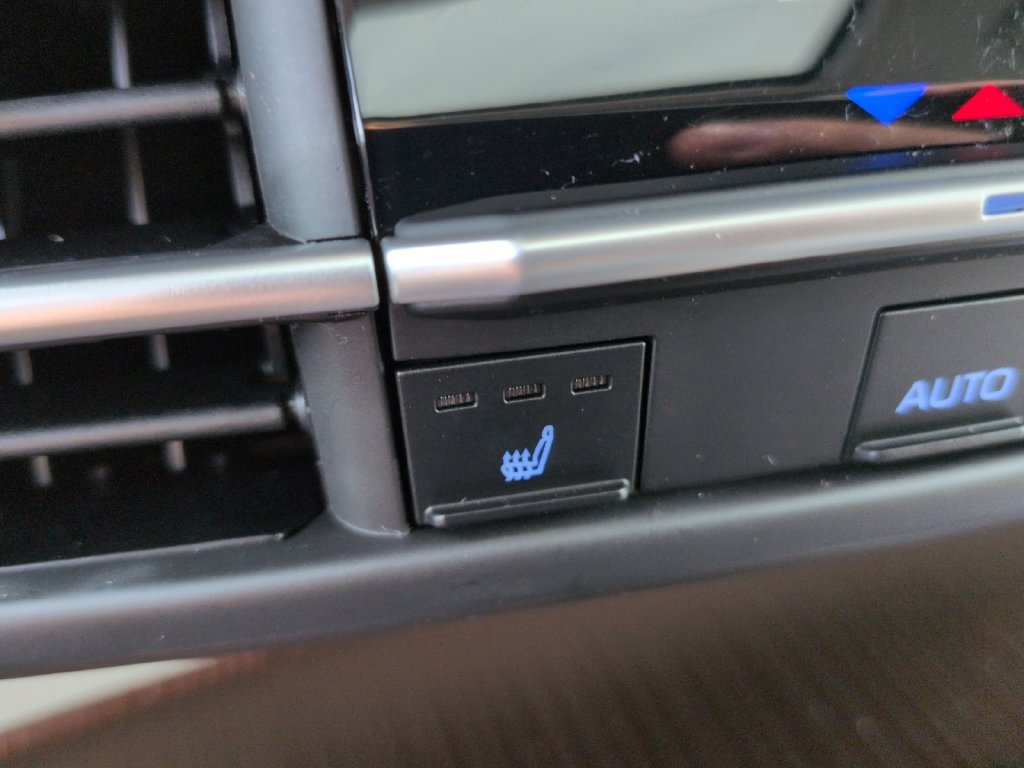 Used 2024 Toyota Sienna XLE FWD image 19