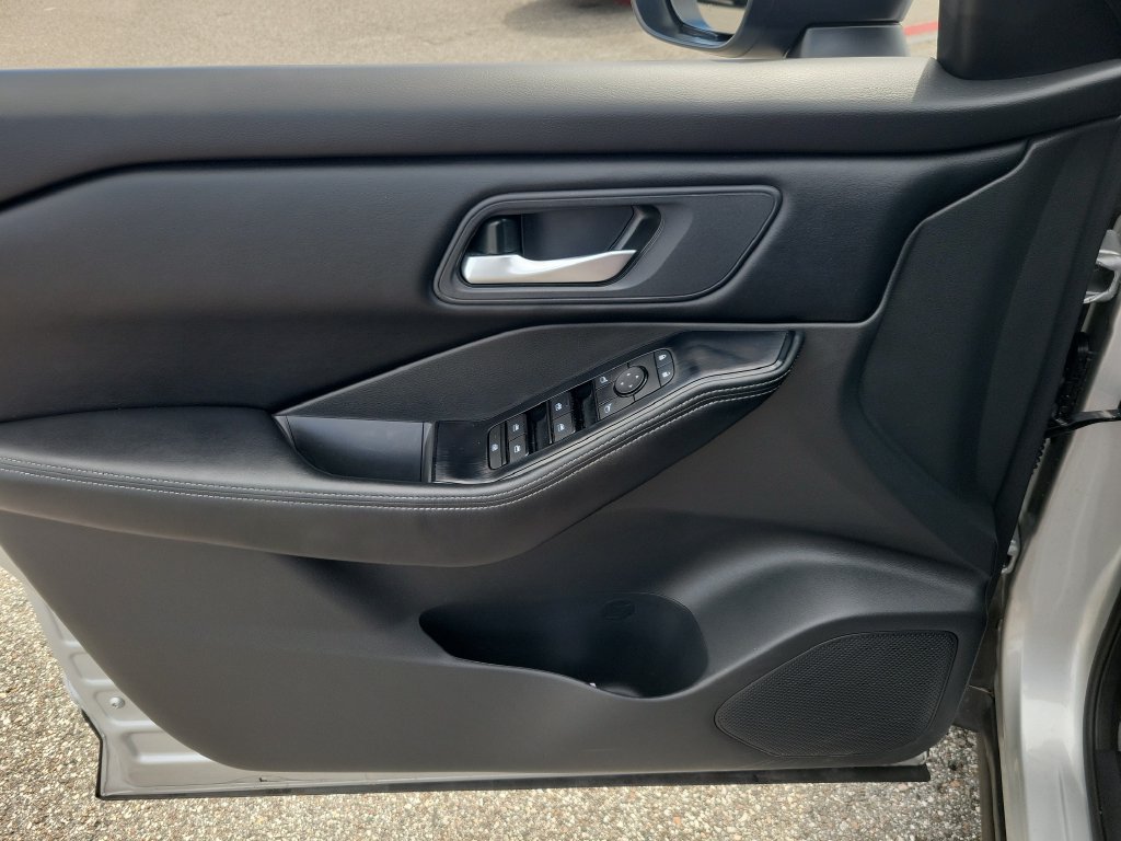 Certified 2025 Nissan Rogue SV FWD image 12