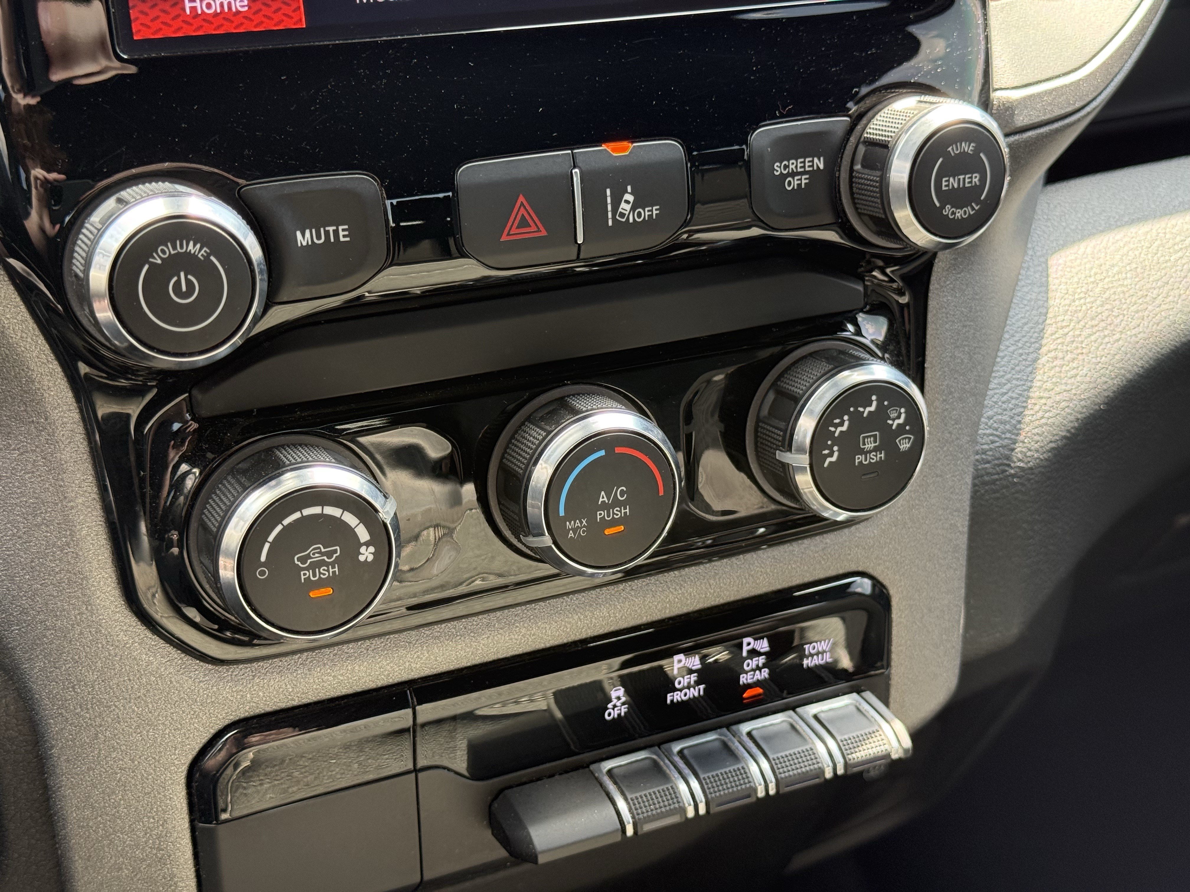 Used 2025 RAM 1500 Warlock AWD/4WD image 30