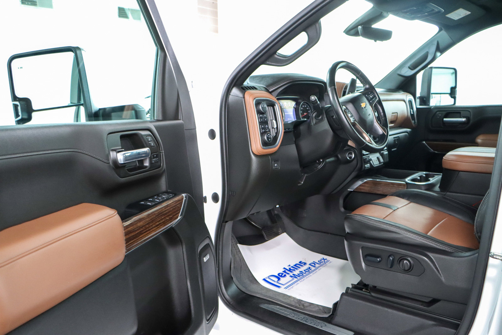 Used 2023 Chevrolet Silverado 2500 High Country w/ Technology Package image 3