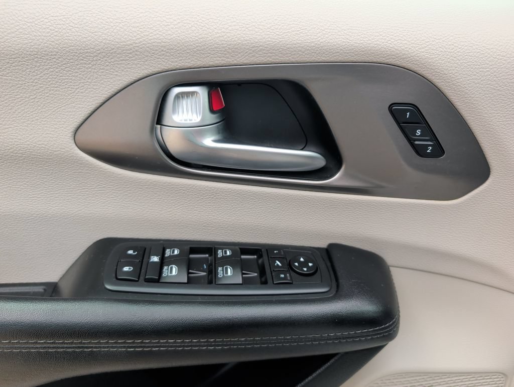 Used 2018 Chrysler Pacifica Limited FWD image 10