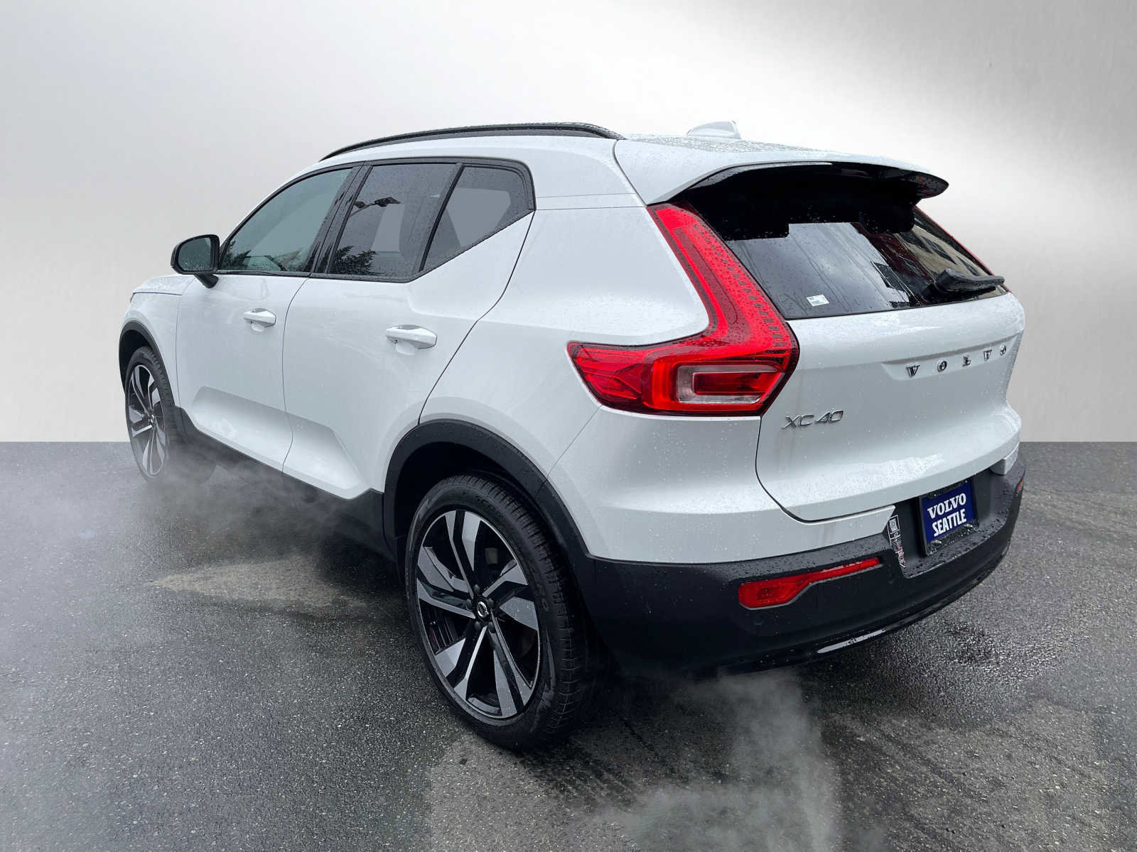 New 2023 Volvo XC40 B5 Plus w/ Protection Package Premier image 4