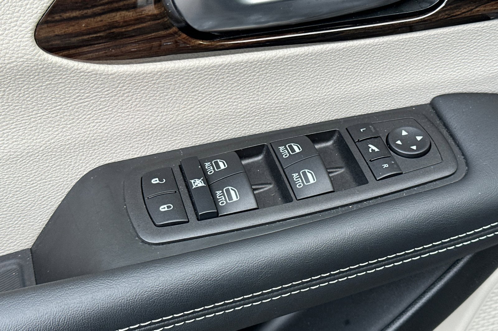 Used 2023 Chrysler Pacifica Limited w/ Uconnect Theater Family Group image 11