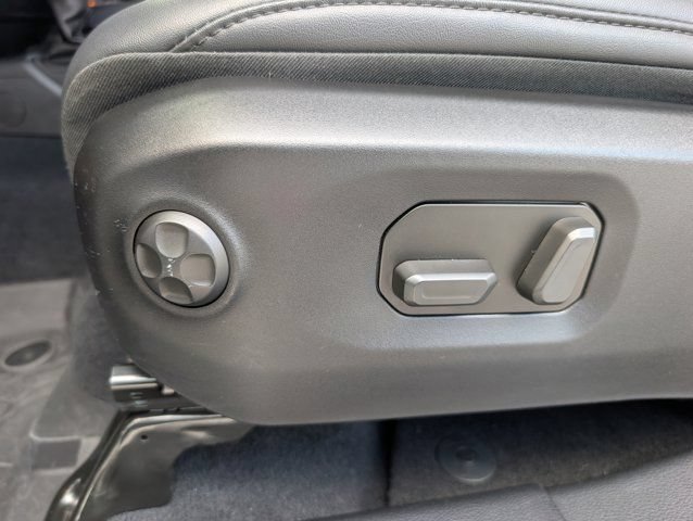 Used 2025 Jeep Gladiator Rubicon w/ Convenience Group AWD/4WD image 14