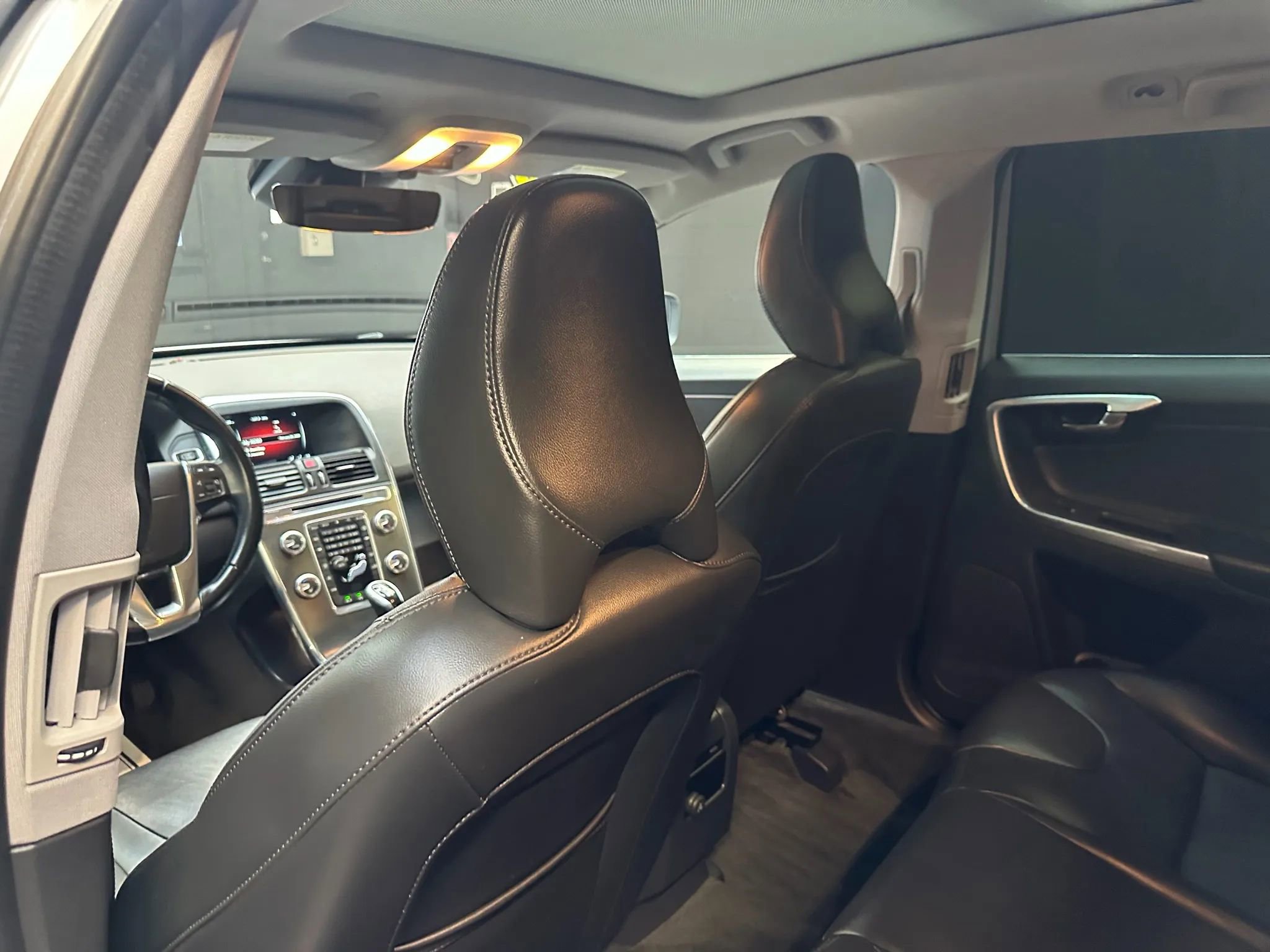 Used 2016 Volvo XC60 T6 w/ Proximity Package image 21