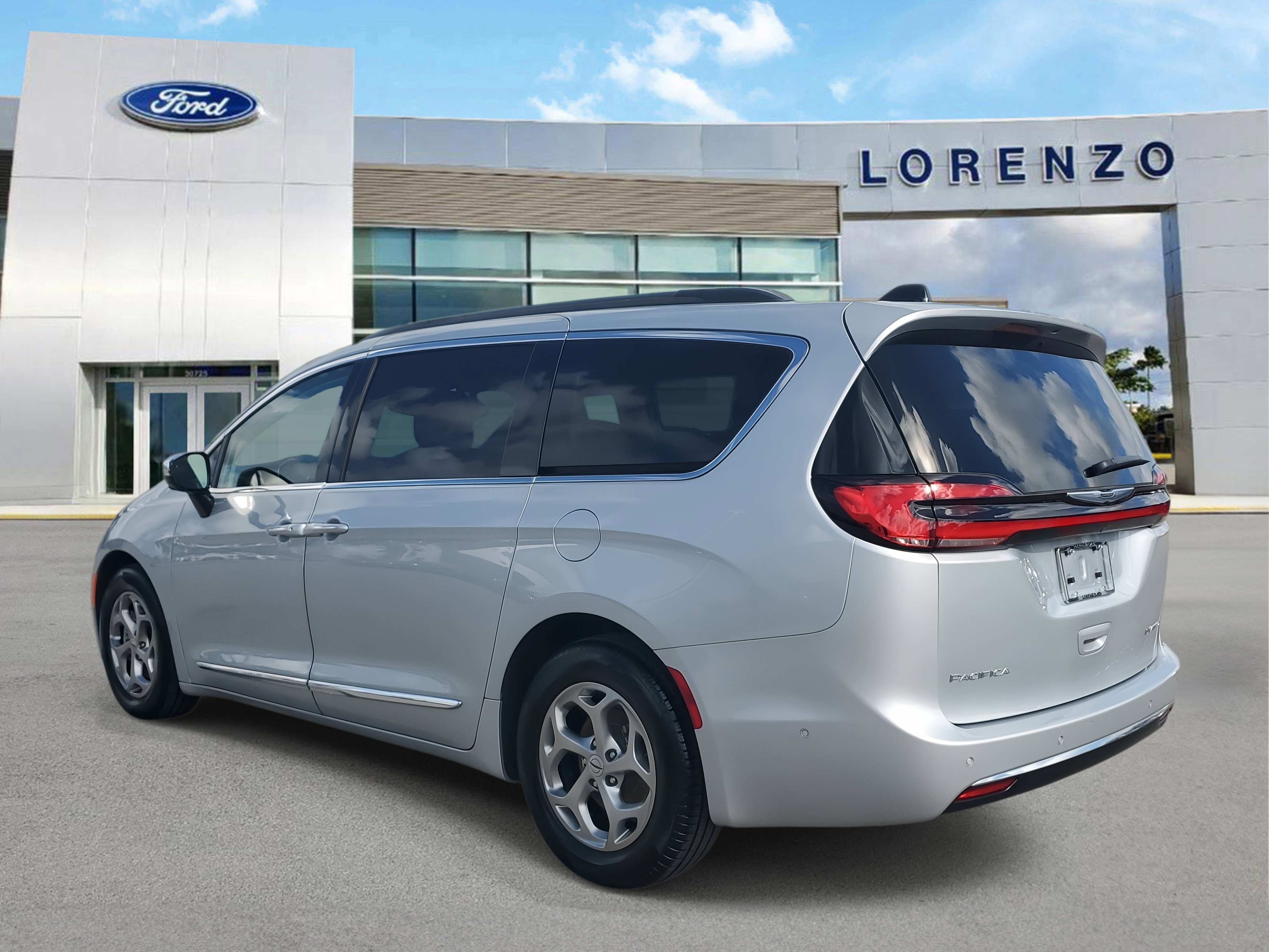 Used 2023 Chrysler Pacifica Limited w/ Uconnect Theater Family Group image 7