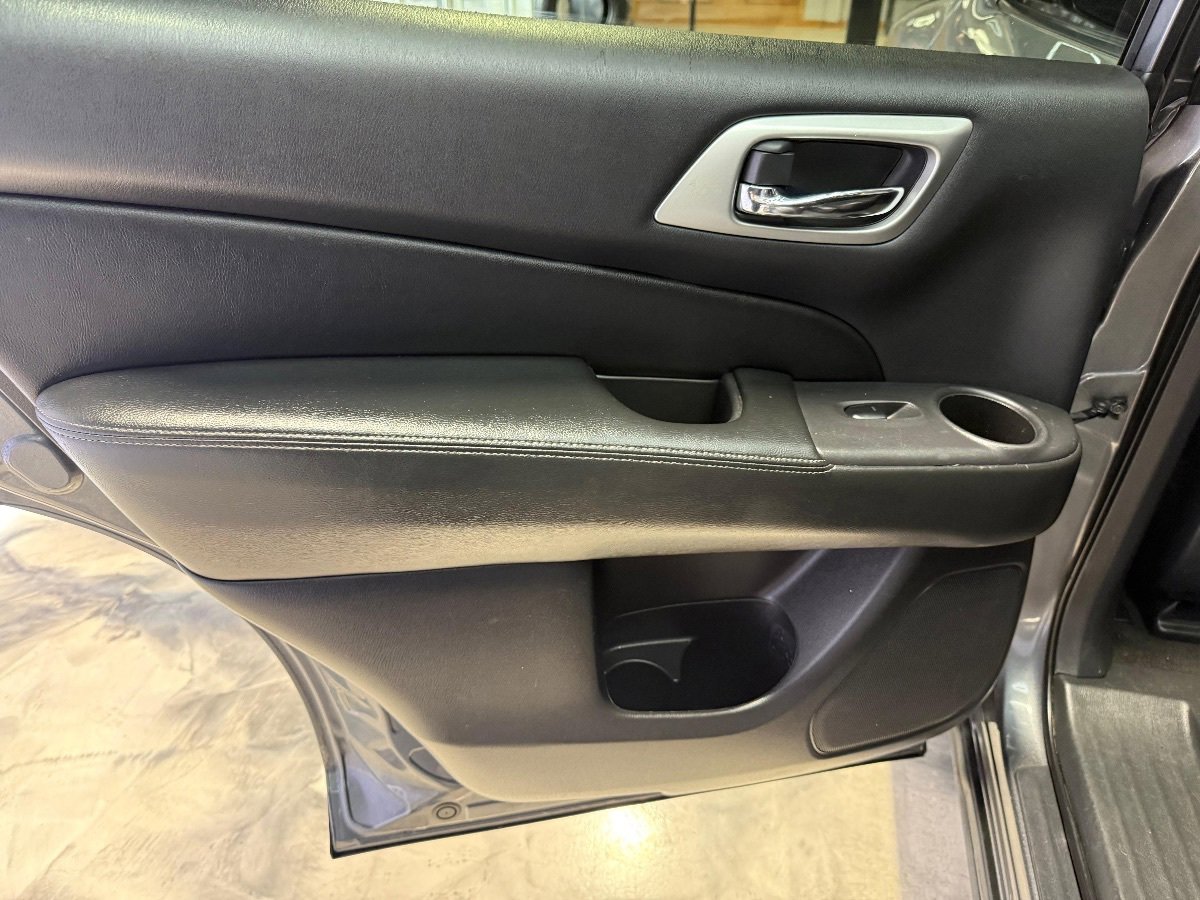 Used 2020 Nissan Pathfinder Platinum FWD image 44