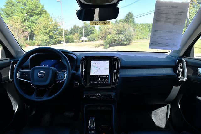 Certified 2025 Volvo XC40 B5 Plus AWD/4WD image 19