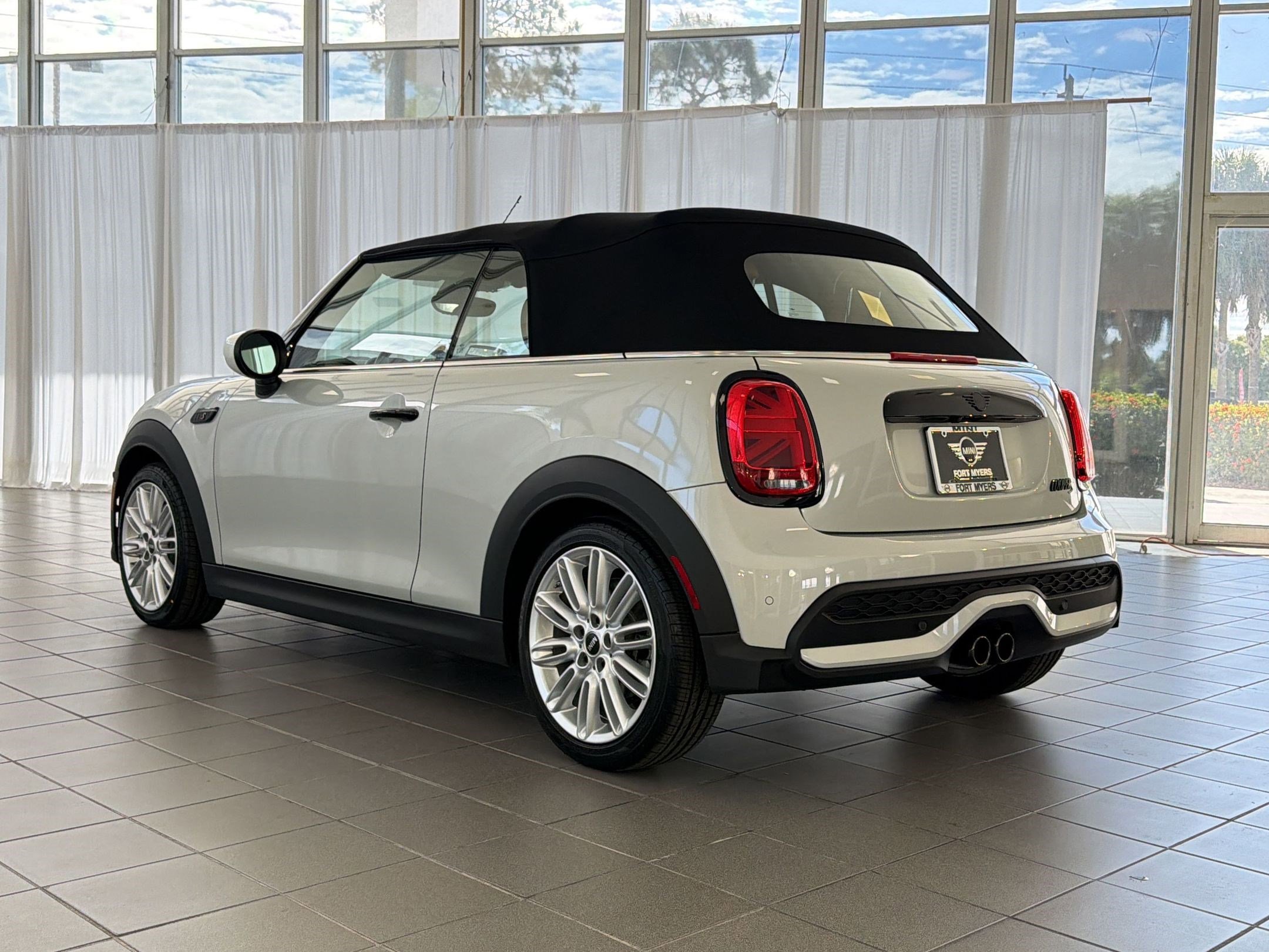 Used 2022 MINI Cooper S w/ Driver Assistance Package FWD image 3