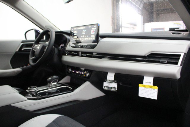 New 2026 Mitsubishi Outlander SE image 17