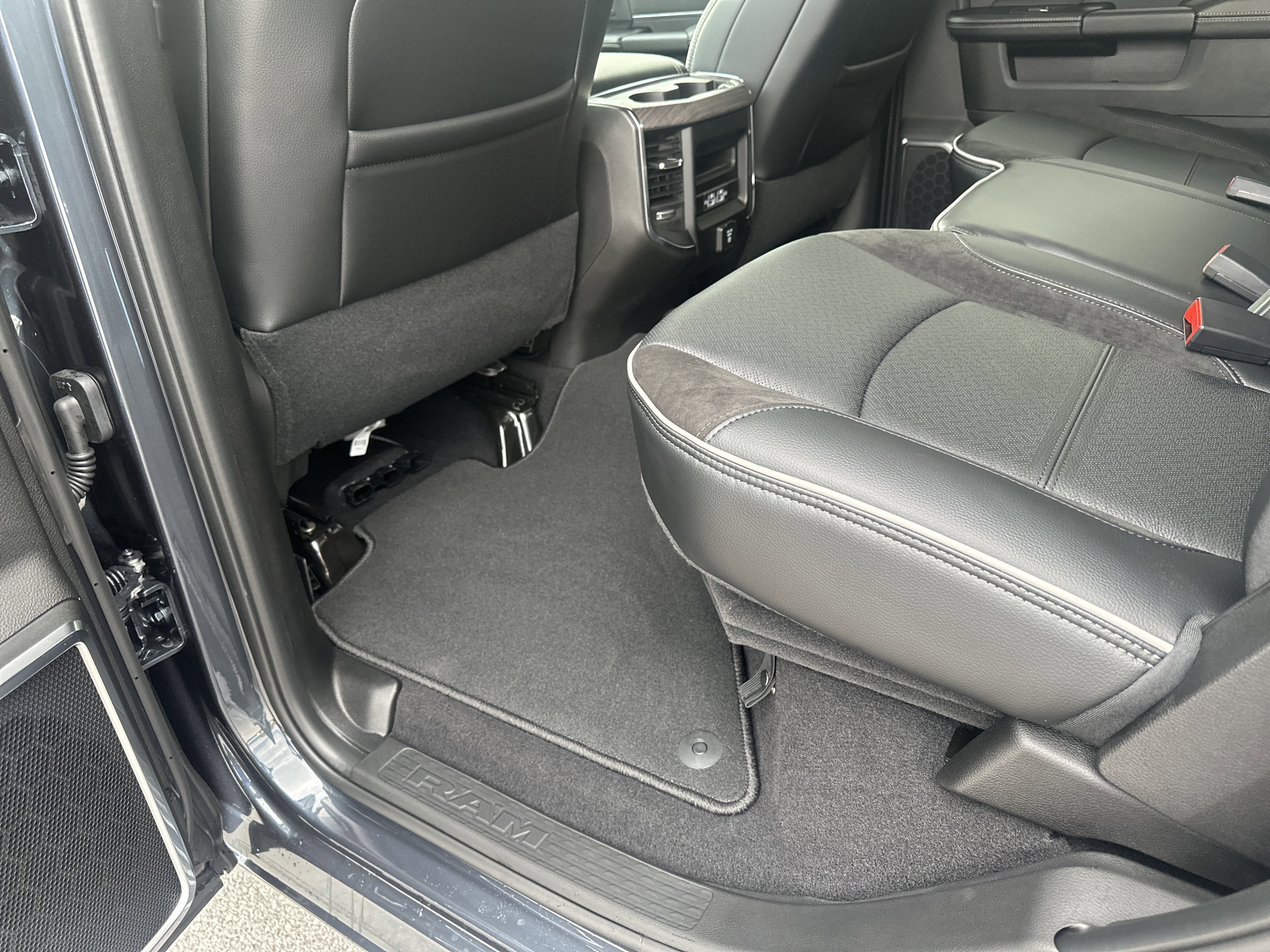New 2026 RAM 2500 Laramie AWD/4WD image 18