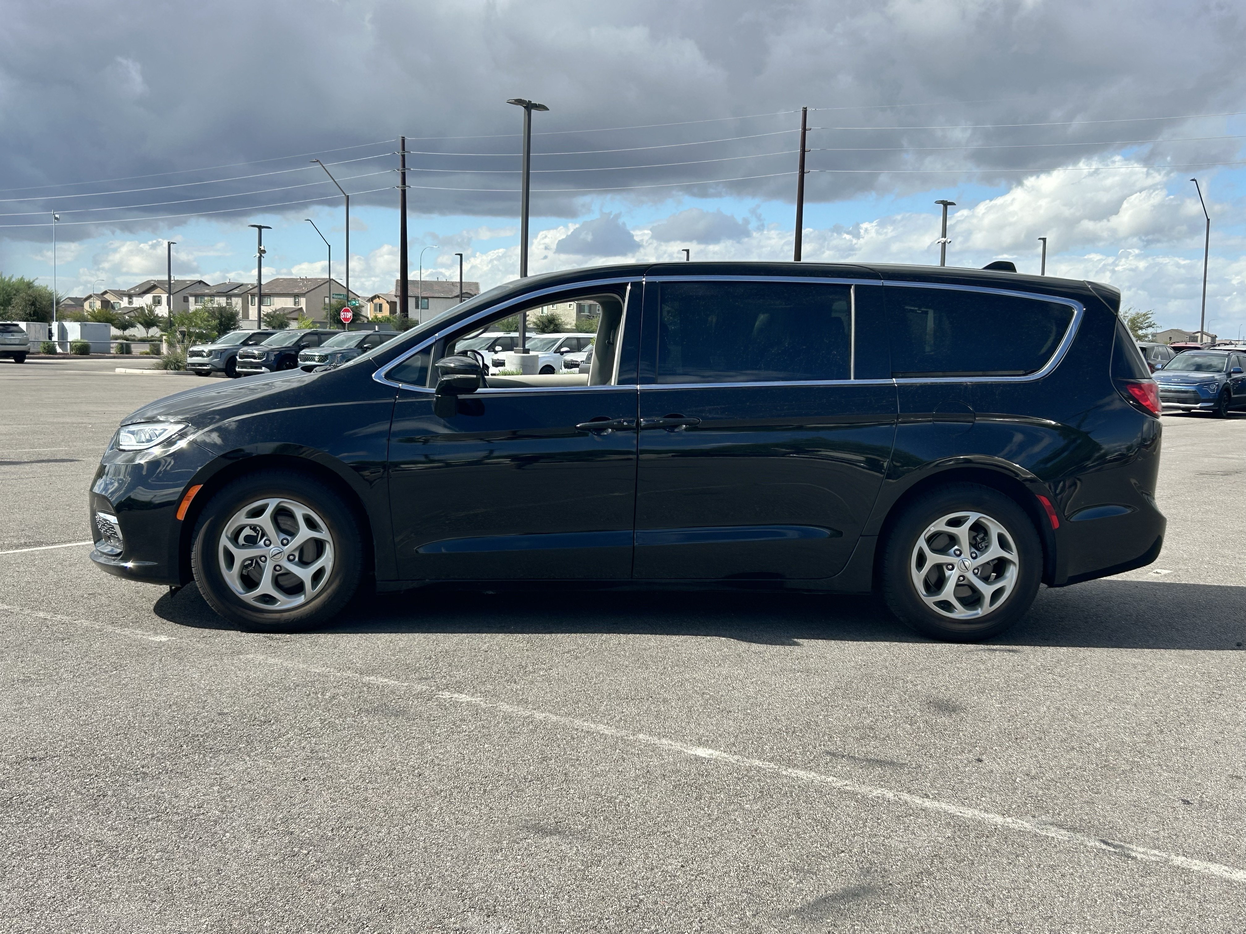 Used 2024 Chrysler Pacifica Limited FWD image 2