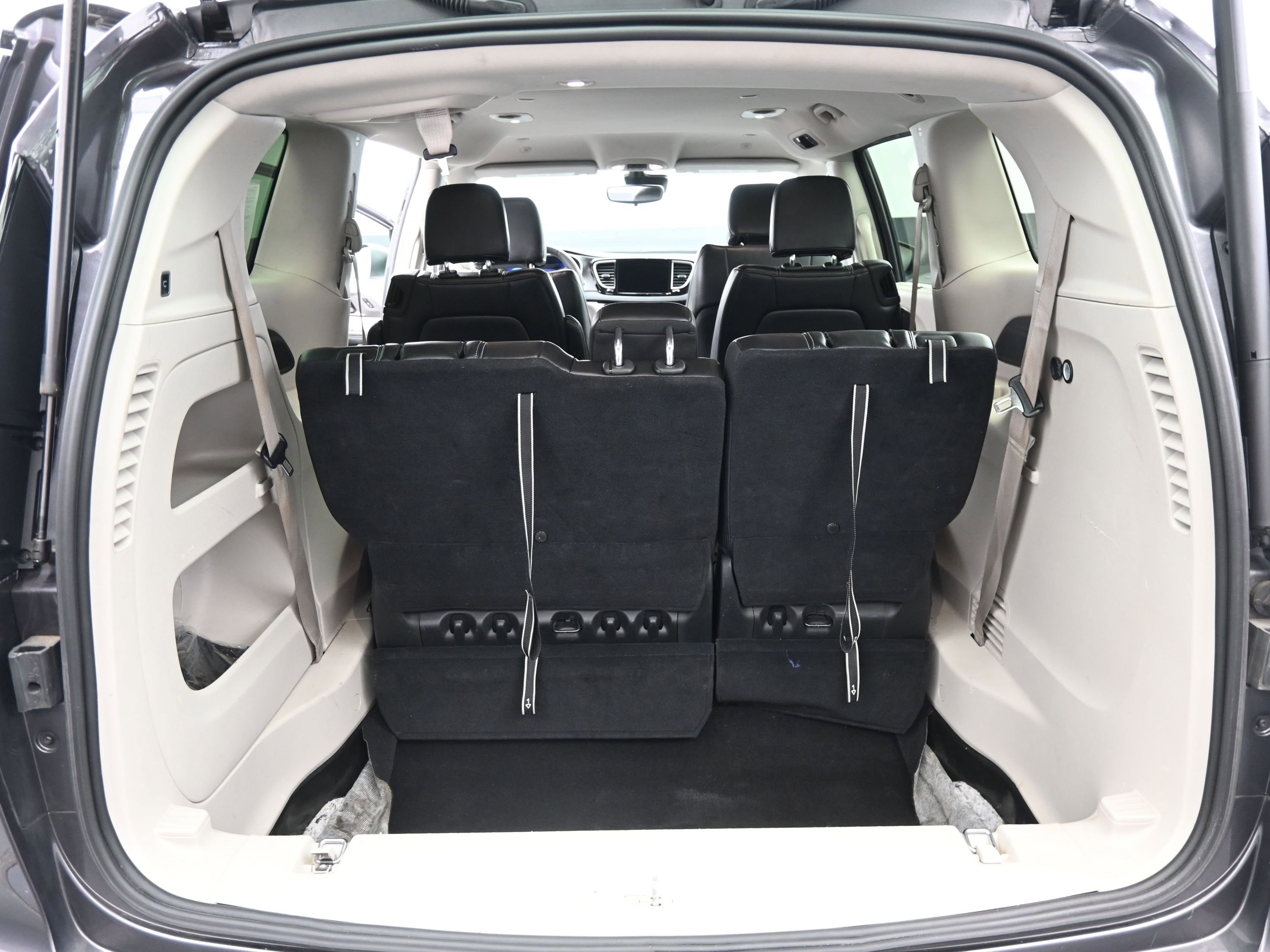 Used 2023 Chrysler Pacifica Touring-L image 18