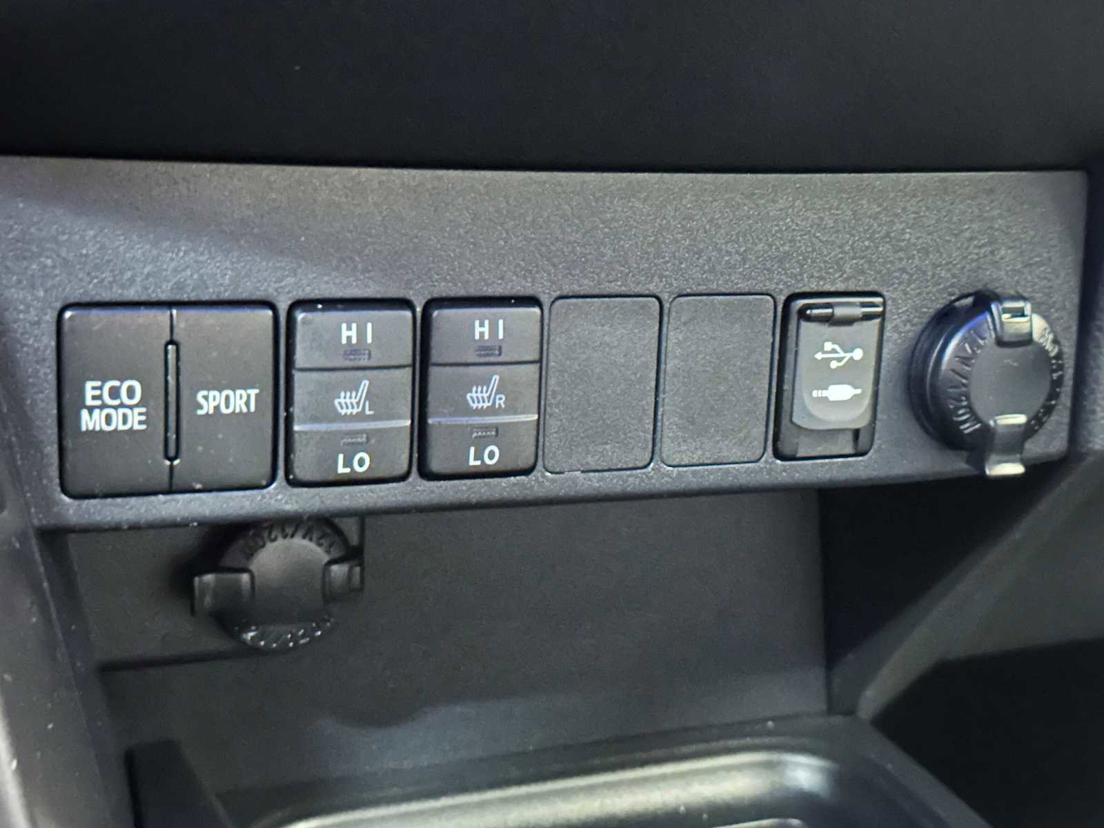 Used 2017 Toyota RAV4 SE w/ Advanced Technology Package image 17