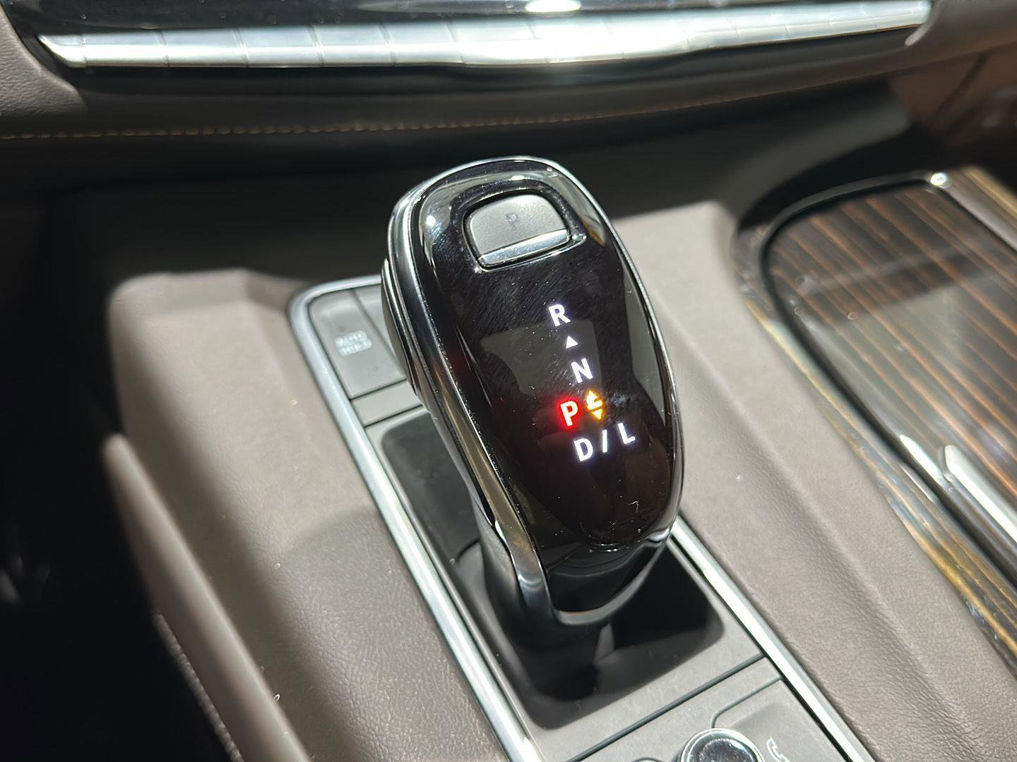 Used 2024 Cadillac Escalade ESV Premium Luxury w/ Performance Package AWD/4WD image 15