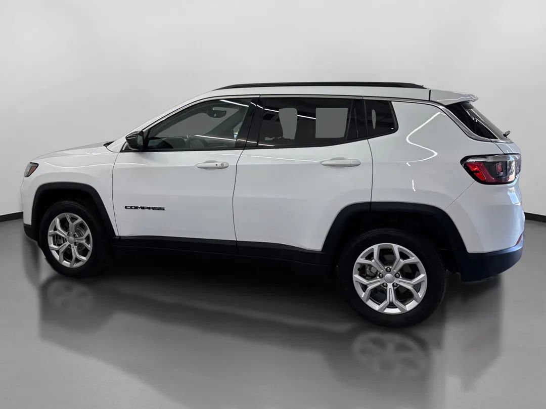 Used 2024 Jeep Compass Latitude AWD/4WD image 5