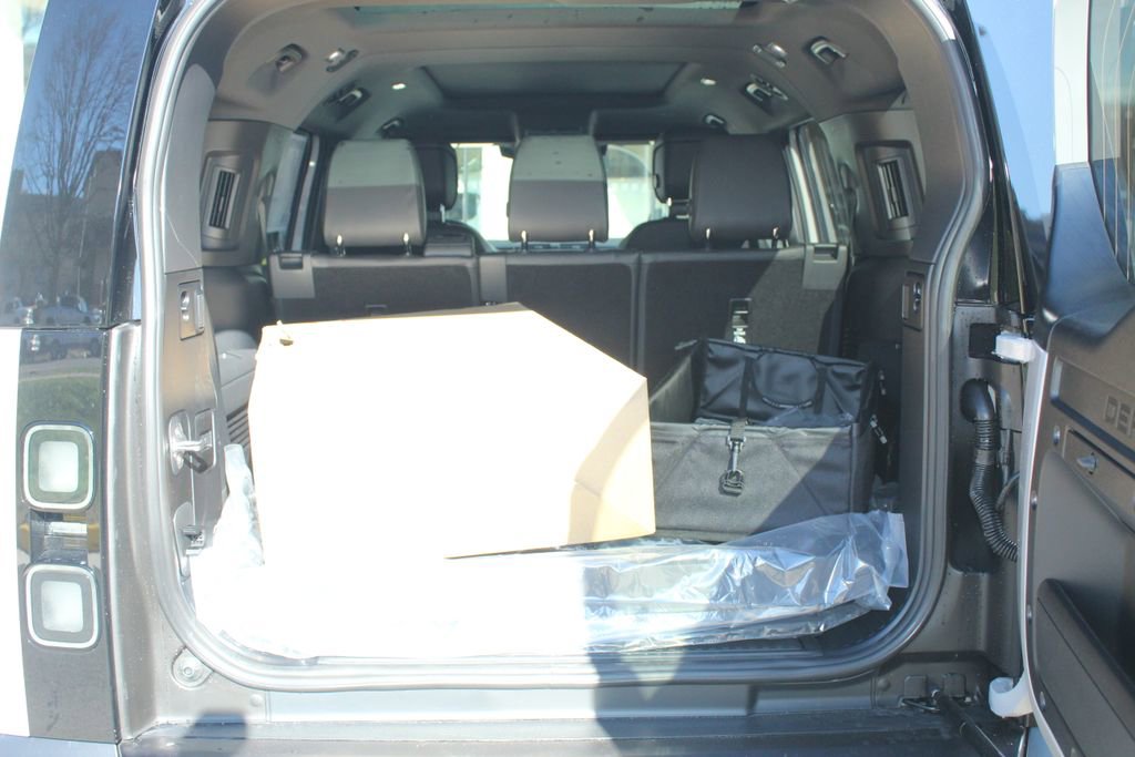 New 2026 Land Rover Defender 130 X-Dynamic SE image 12