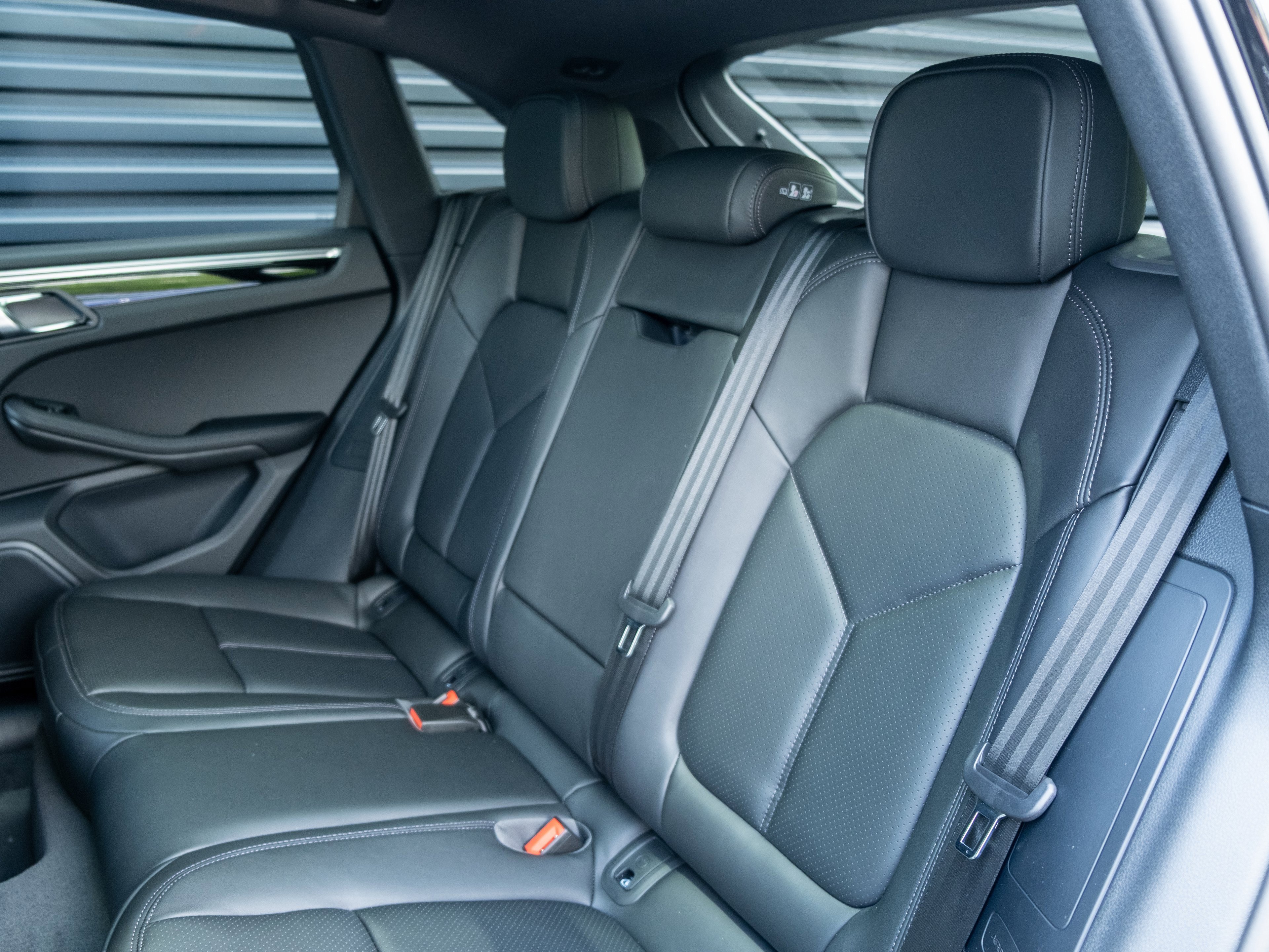 Certified 2025 Porsche Macan image 30