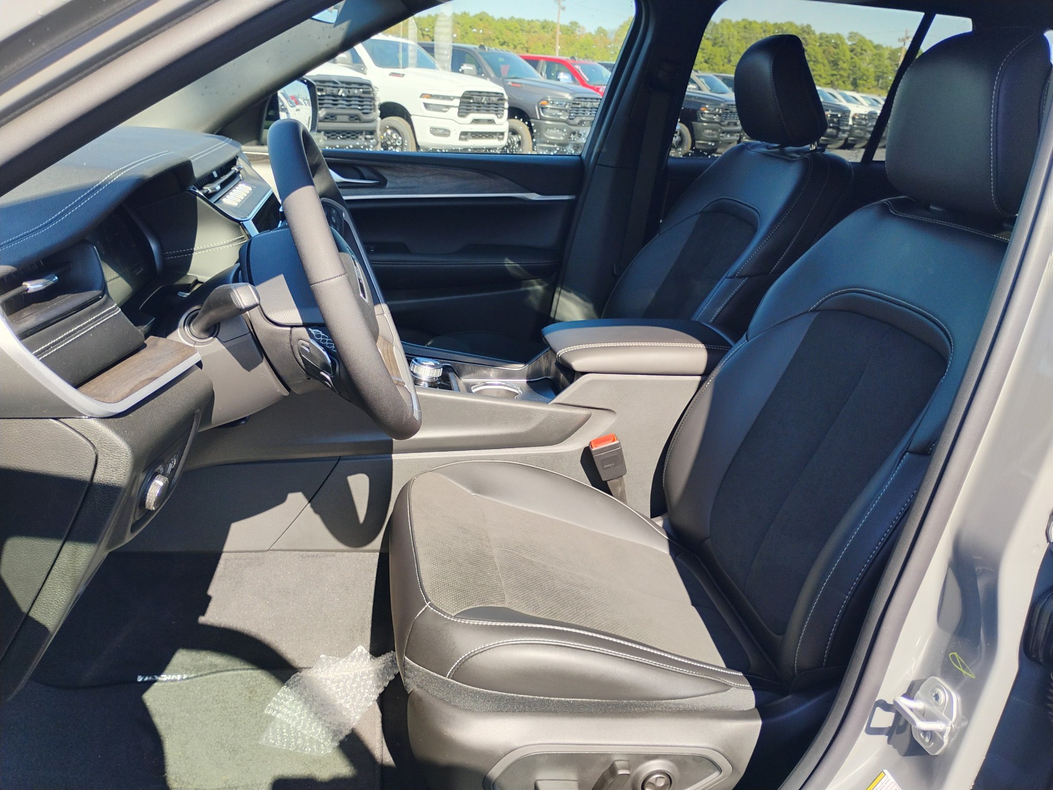 New 2027 Jeep Grand Cherokee Altitude AWD/4WD image 21