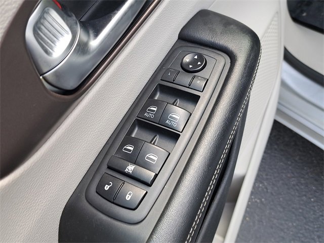 Used 2020 Chrysler Voyager L image 21