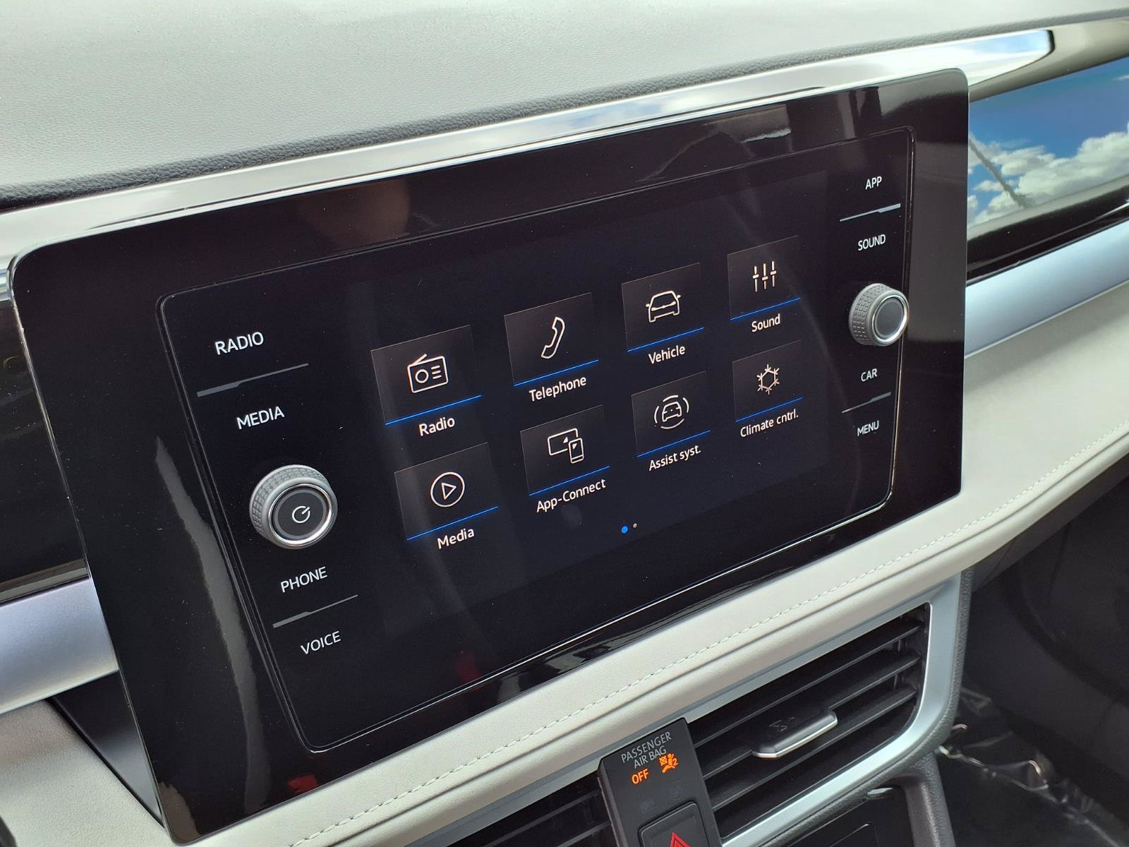 New 2026 Volkswagen Taos SE FWD image 14