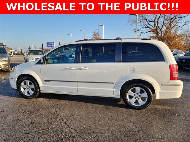 Used 2010 Chrysler Town & Country Touring image 6