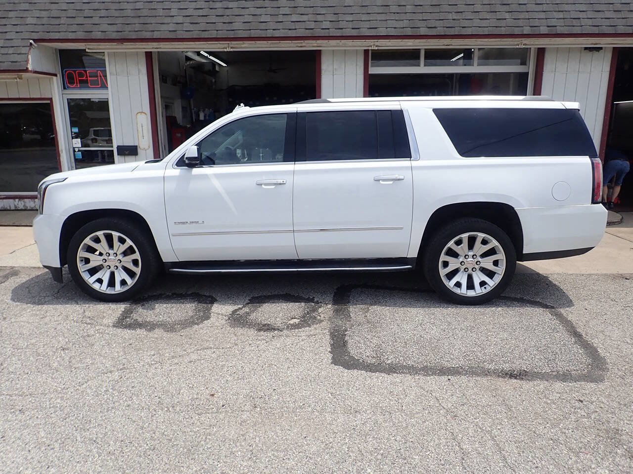 Used 2017 GMC Yukon XL Denali w/ Open Road Package image 26