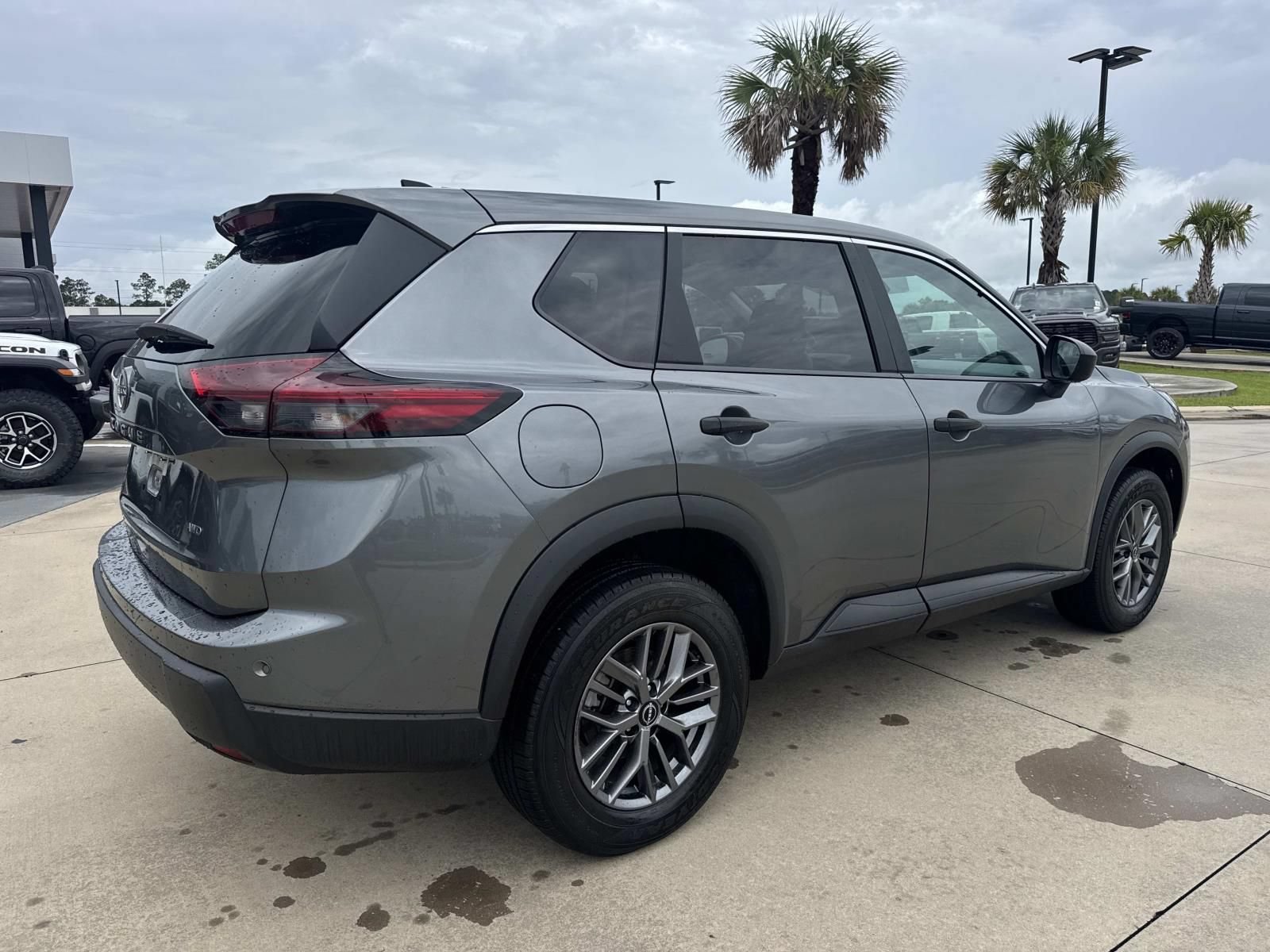 Used 2024 Nissan Rogue S AWD/4WD image 7