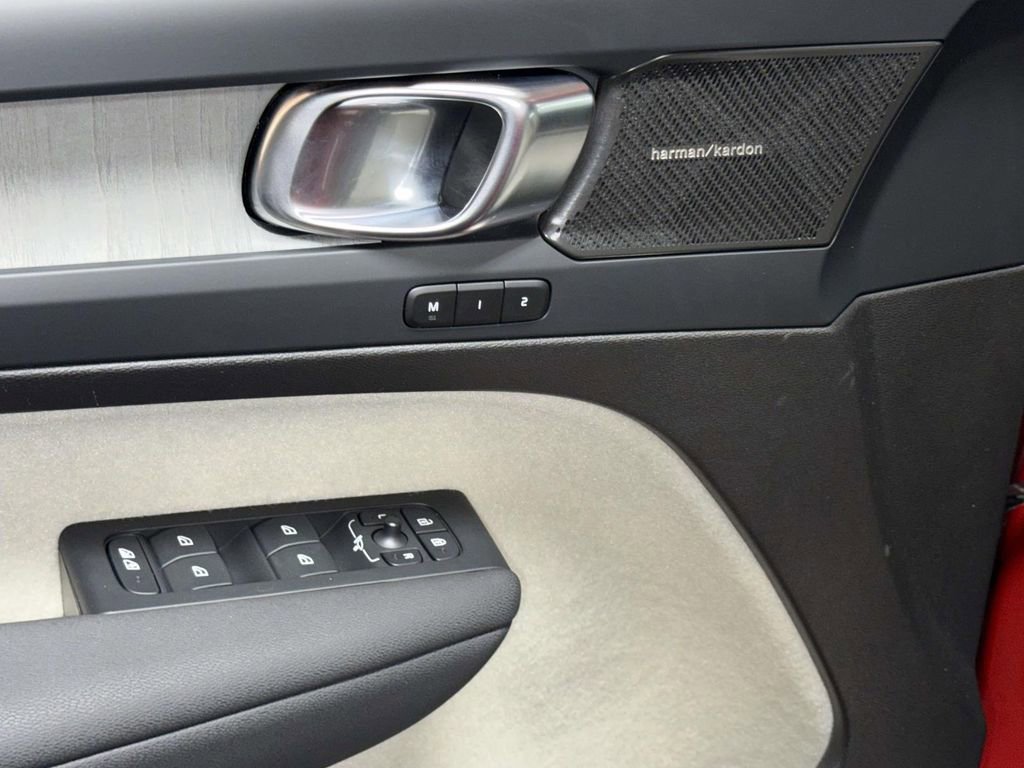 Certified 2024 Volvo XC40 B5 Ultimate w/ Protection Package Premier AWD/4WD image 19